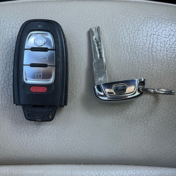 Audi Q5 Key Fob Remote Keyless 4 Button - Picture 6 of 7